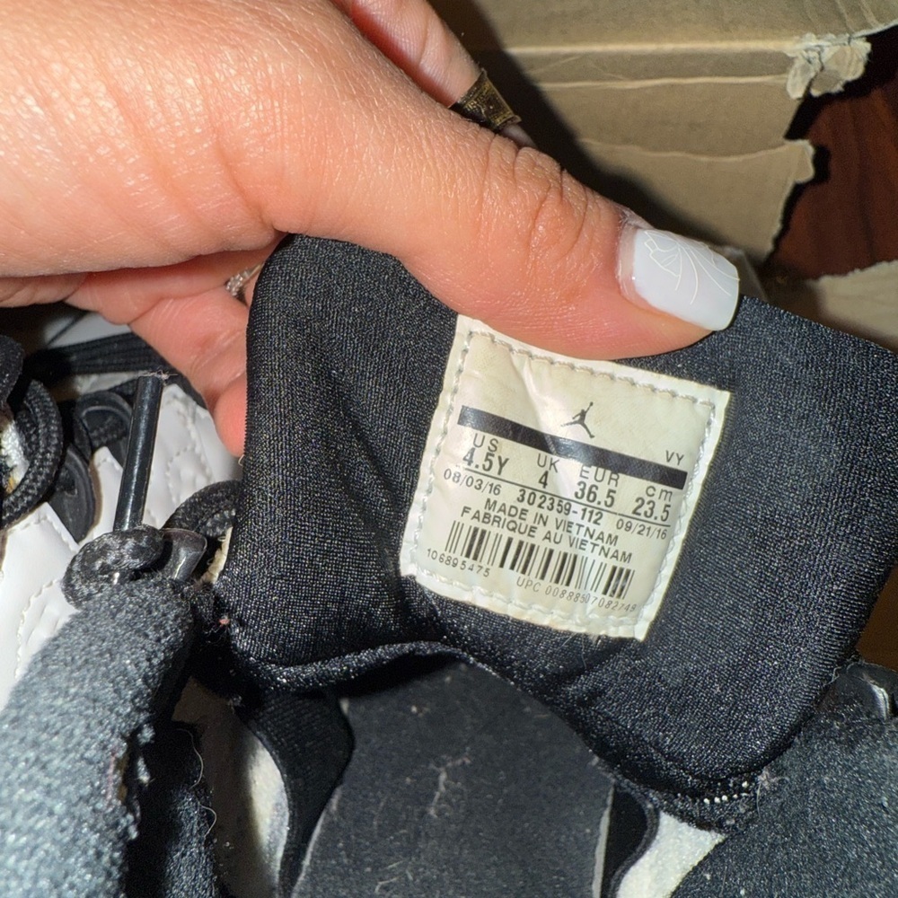 Jordan9 kids White and Black Sneakers - Picture 5 of 5